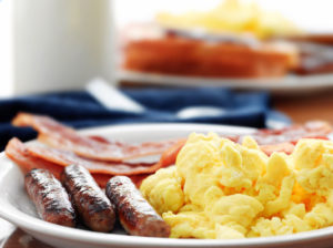 Frühstück (Rührei, Würstchen, Bacon) Atkins-Diät